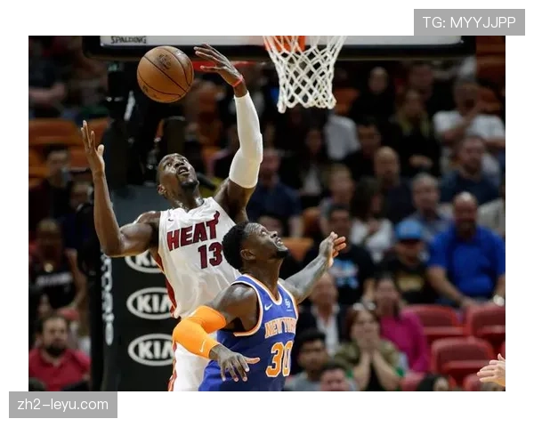 热火巴特勒低位单打遭协防,分球底角罗宾逊命中关键空位三分